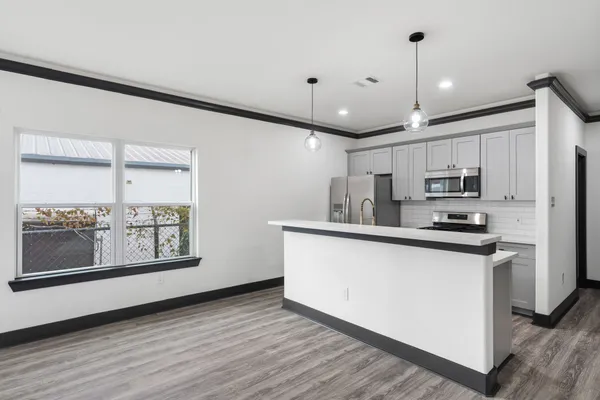 $2,200 | 911 Panama Street, Houston, TX 77009
