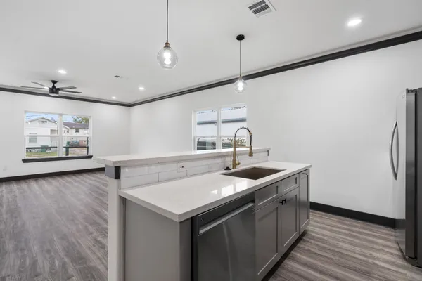 $2,200 | 911 Panama Street, Houston, TX 77009