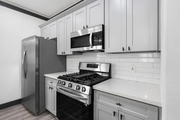 $2,200 | 911 Panama Street, Houston, TX 77009