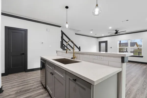 $2,200 | 911 Panama Street, Houston, TX 77009