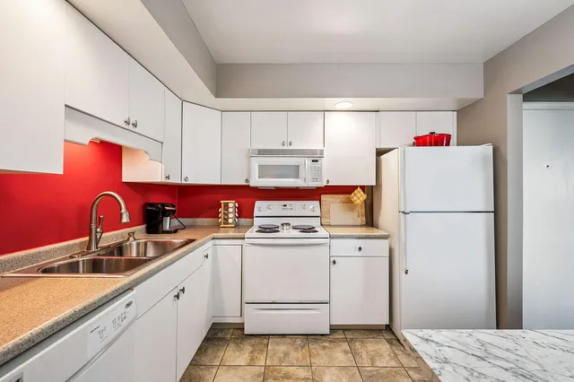 $275,000 | 3610 Lakeshore Drive, Unit 1C, St. Joseph, MI 49085