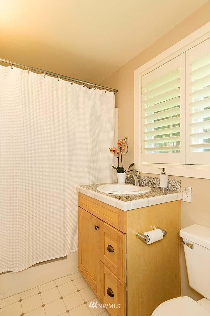 4162 West Mercer Way Mercer Island, WA 98040 - Photo 12 of 24