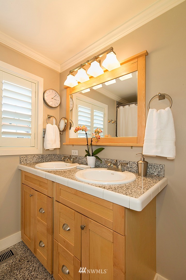 4162 West Mercer Way Mercer Island, WA 98040 - Photo 14 of 24