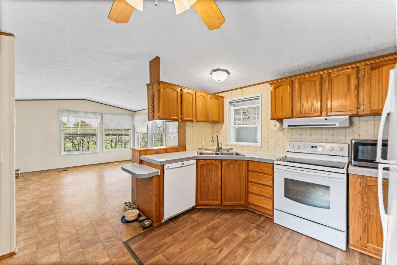 650 Three Pines Road Grants Pass, OR 97526 - Photo 19 of 48 18