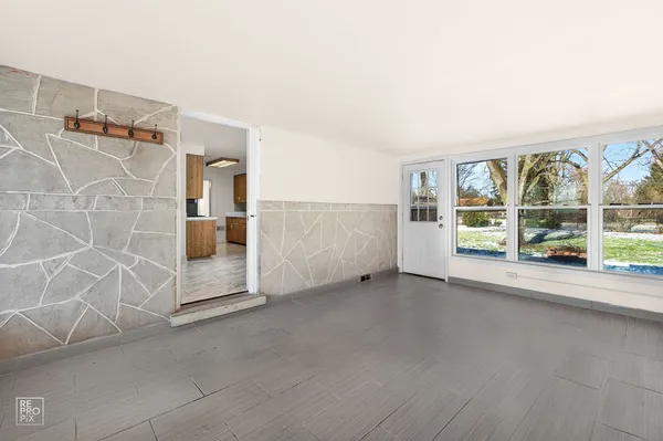 $3,350 | 304 East Golf Road, Arlington Heights, IL 60056