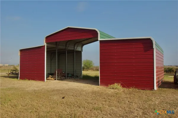 a view of front of a house with a yard