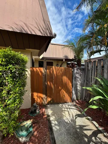 $2,400 | 3536 Gardens Drive East, Unit B, Palm Beach Gardens, FL 33410