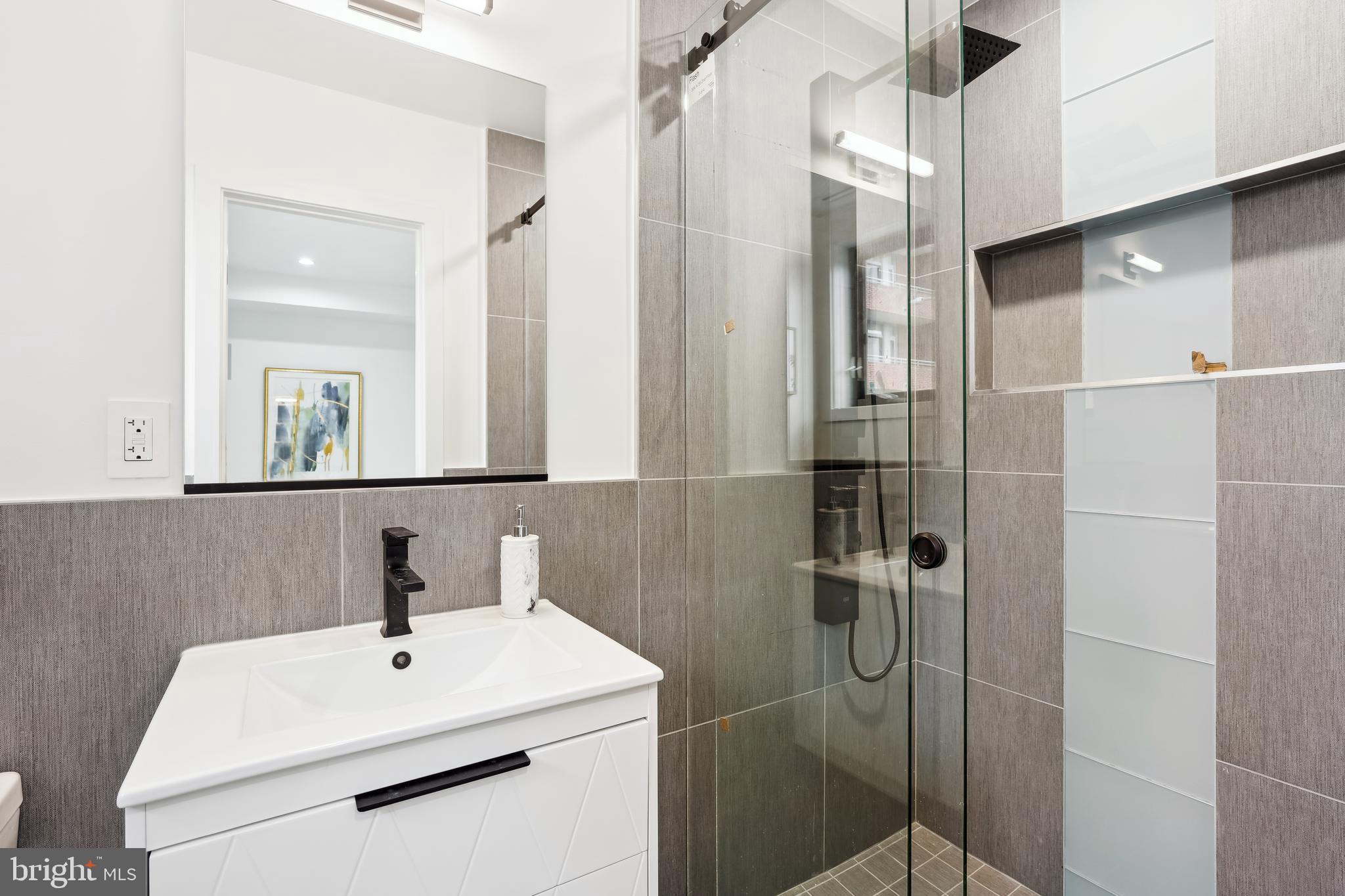 304 K Street Northeast, Unit 1 Washington, DC 20002 - Photo 27 of 33 Main Level Full Bathroom