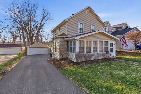 $300,000 | 10 South Grant Street, North Aurora, IL 60542