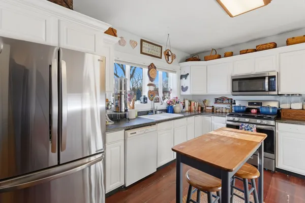$300,000 | 10 South Grant Street, North Aurora, IL 60542