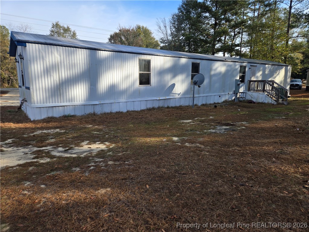 a view of a house with backyard