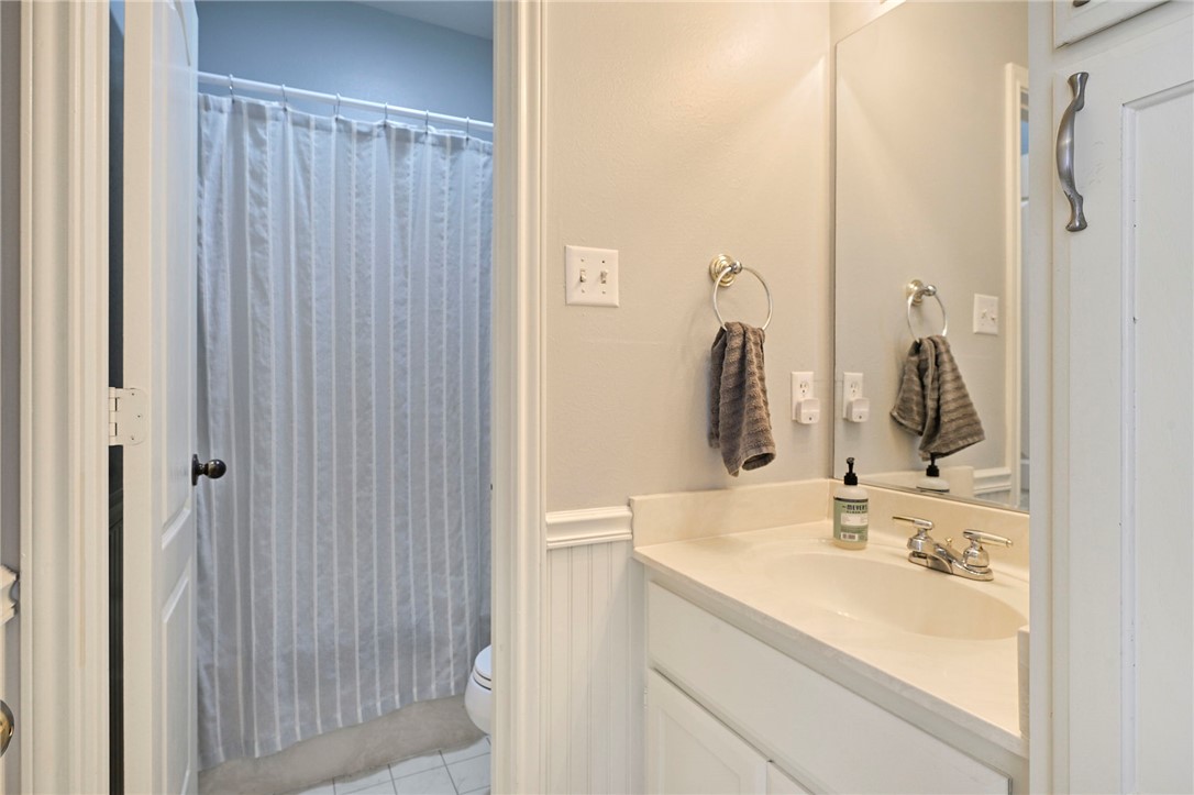 5601 Hampton Court Bryan, TX 77802 - Photo 24 of 28 Upstairs Guest Bath