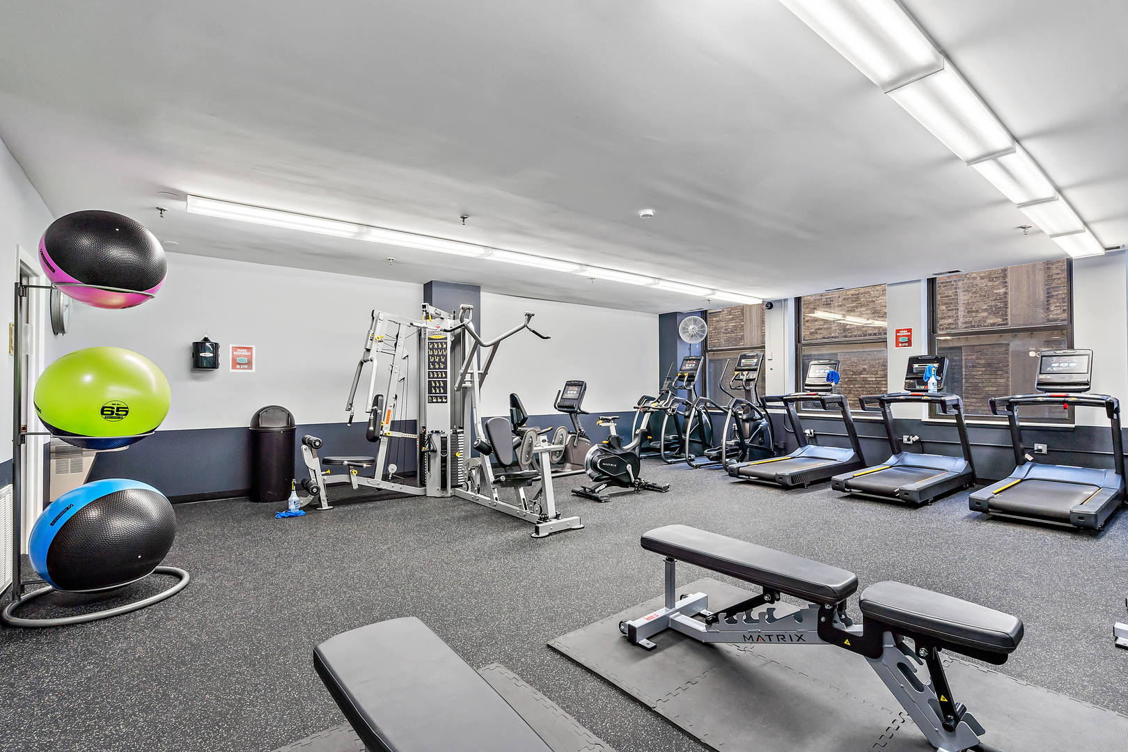 780 South Federal Street, Unit 804 Chicago, IL 60605 - Photo 14 of 15 a room with gym equipment and a mirror