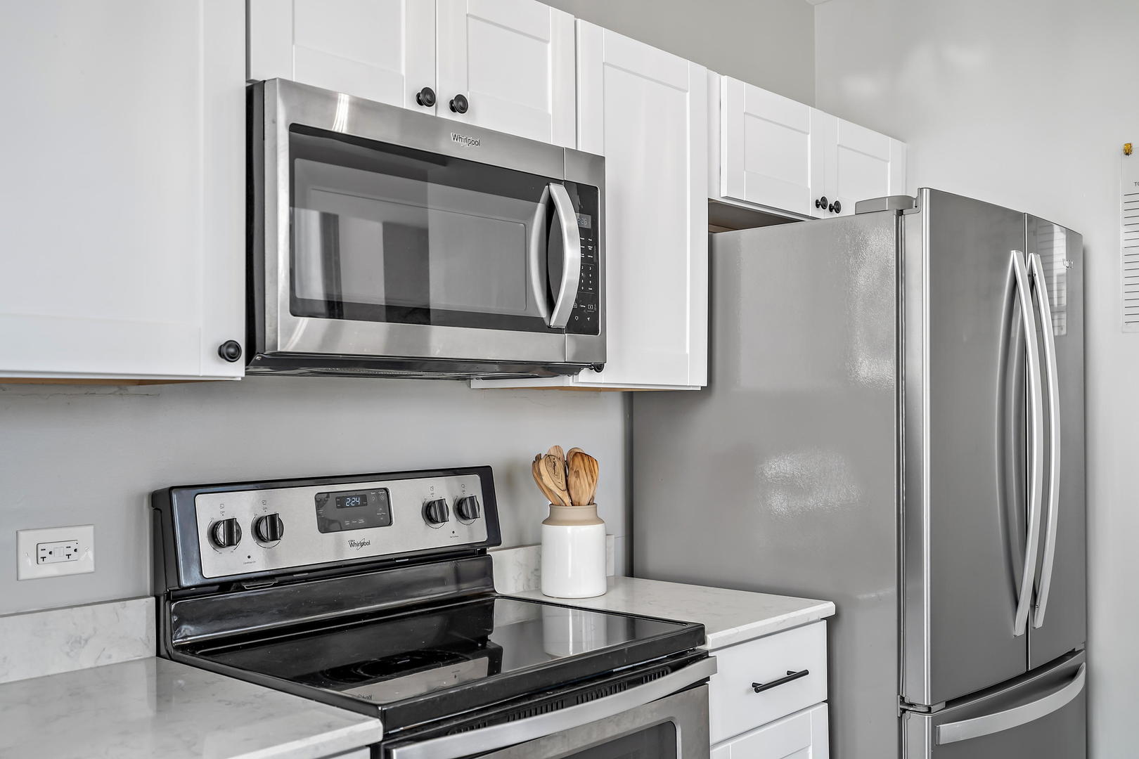 780 South Federal Street, Unit 804 Chicago, IL 60605 - Photo 6 of 15 a kitchen with granite countertop a refrigerator stove and microwave
