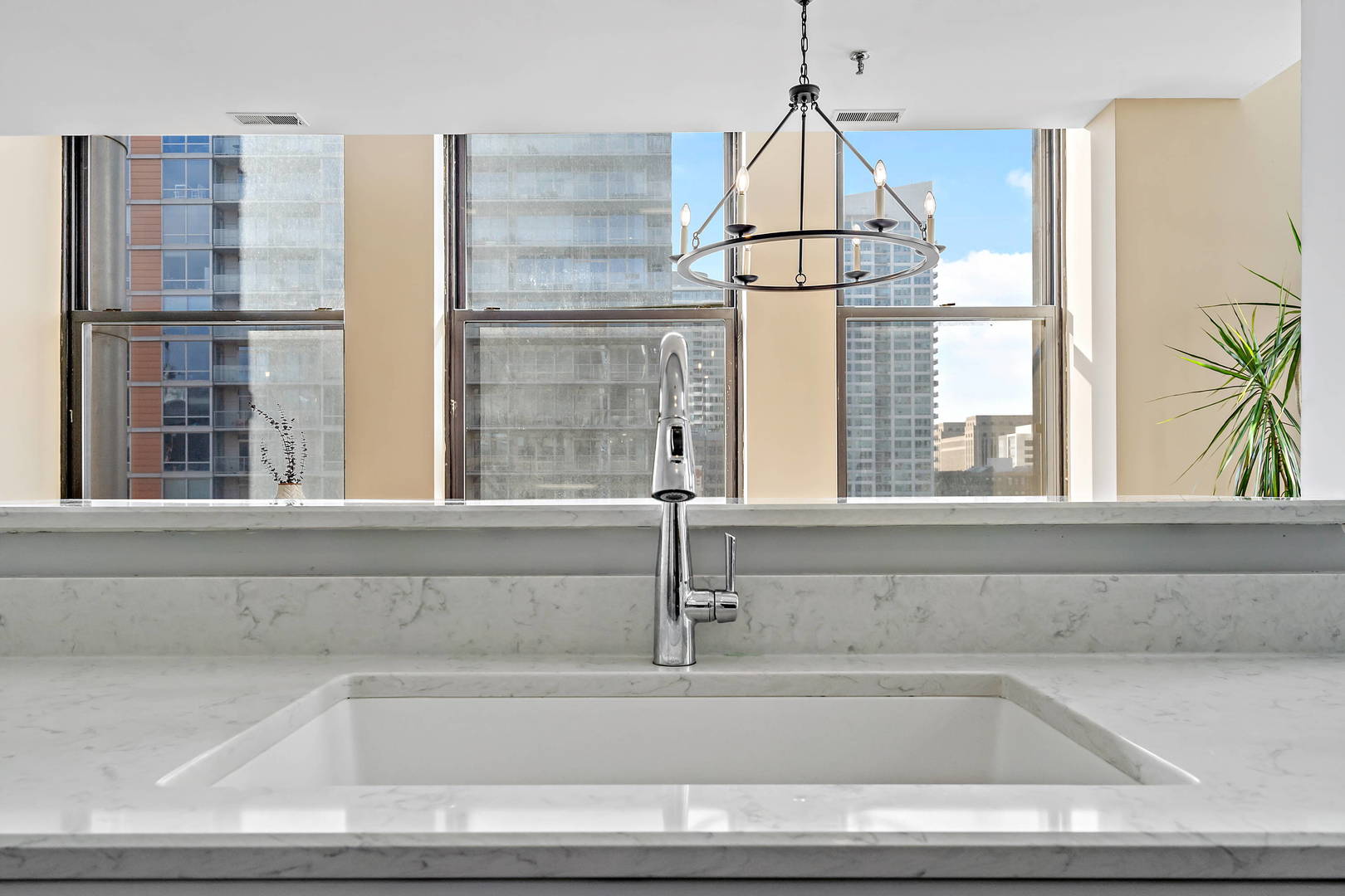 780 South Federal Street, Unit 804 Chicago, IL 60605 - Photo 7 of 15 a bathroom with a window and tub