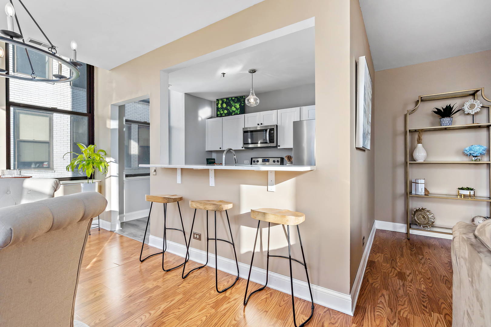 780 South Federal Street, Unit 804 Chicago, IL 60605 - Photo 8 of 15 a living room with furniture and a kitchen view