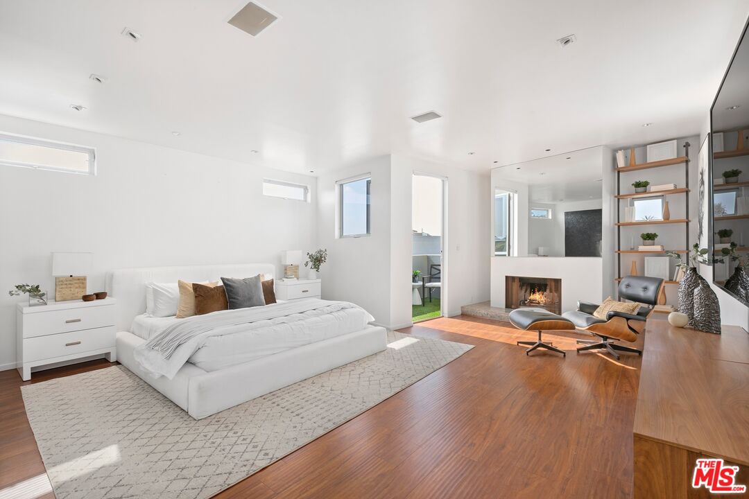 216 Grand Boulevard Venice, CA 90291 - Photo 14 of 30 a large bedroom with a bed and glass table