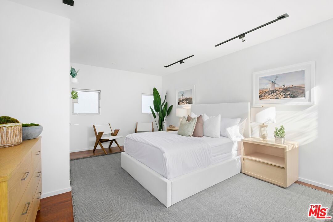 216 Grand Boulevard Venice, CA 90291 - Photo 19 of 30 a bedroom with a bed and a table