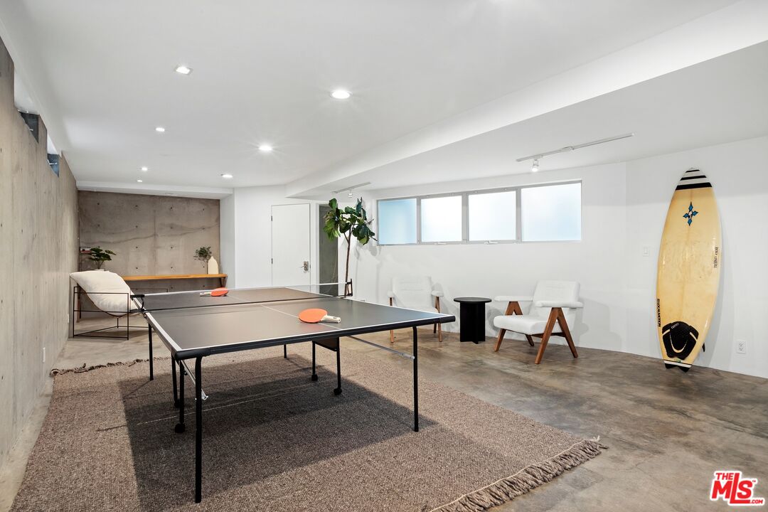 216 Grand Boulevard Venice, CA 90291 - Photo 21 of 30 a room with furniture a table and wooden floor