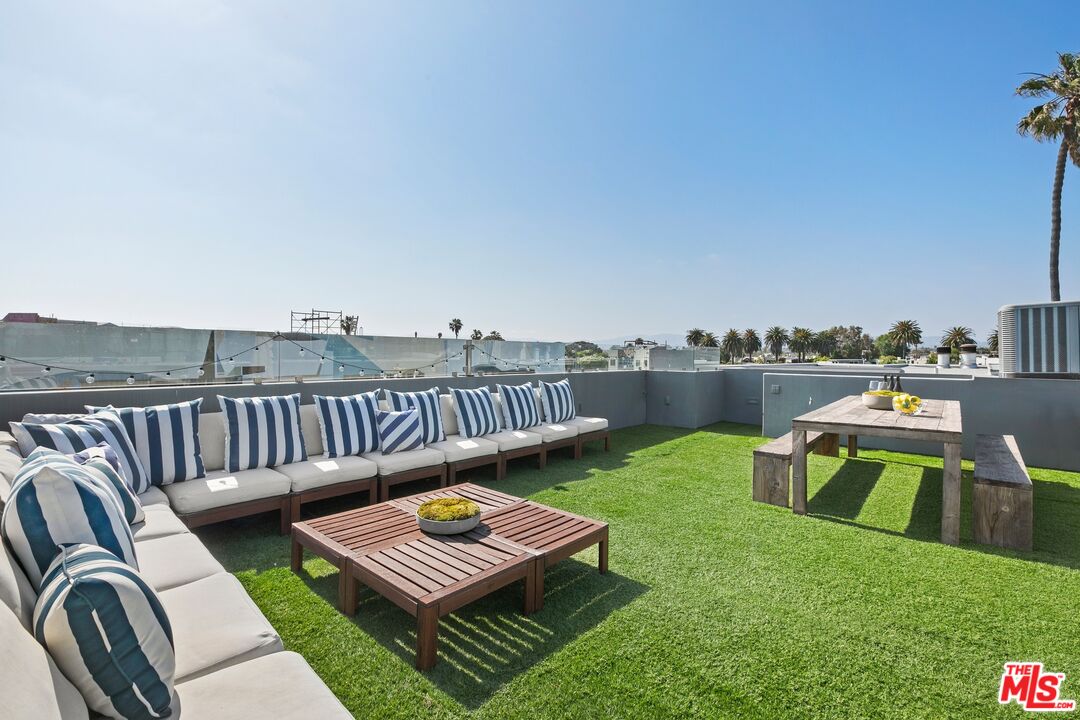 216 Grand Boulevard Venice, CA 90291 - Photo 22 of 30 a view of a chairs in patio of the house