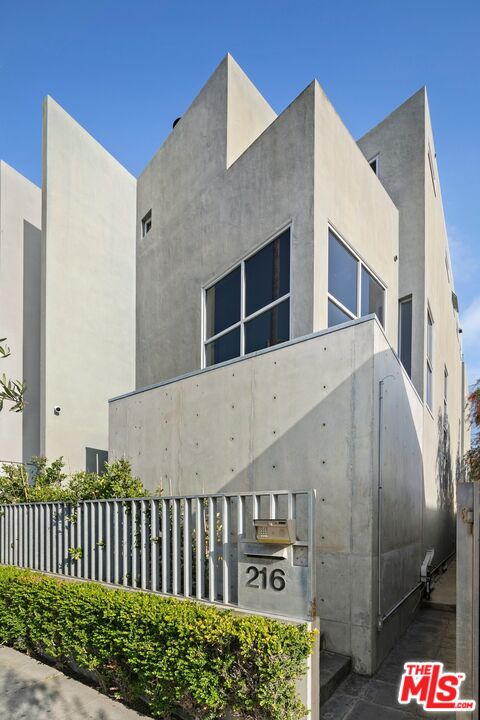 216 Grand Boulevard Venice, CA 90291 - Photo 26 of 30 a front view of a house with balcony