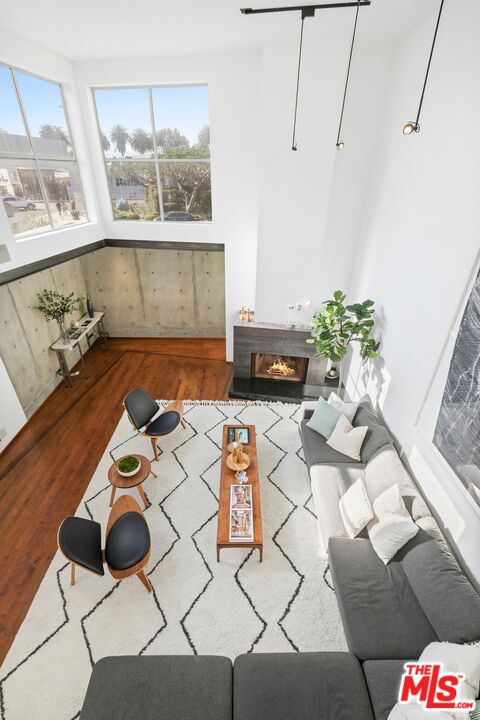 216 Grand Boulevard Venice, CA 90291 - Photo 5 of 30 a living room with furniture and flowers