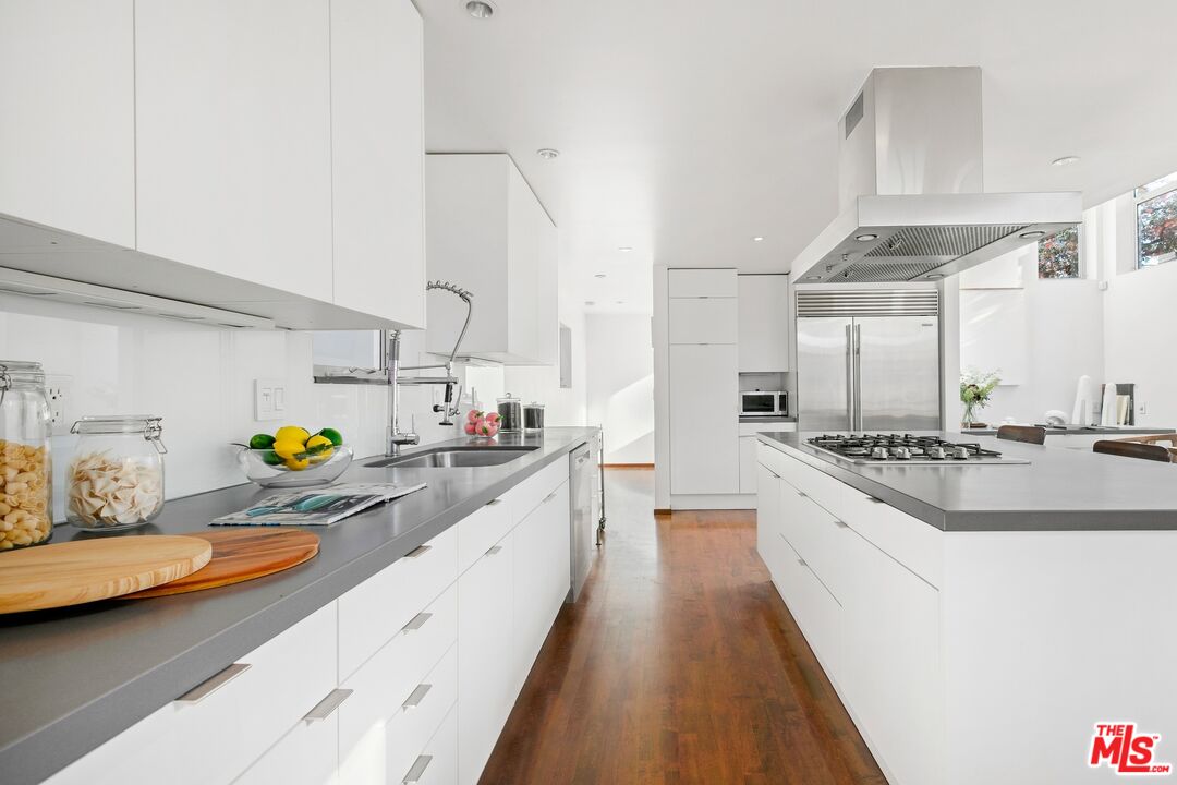 216 Grand Boulevard Venice, CA 90291 - Photo 9 of 30 a kitchen with counter top space a sink and appliances