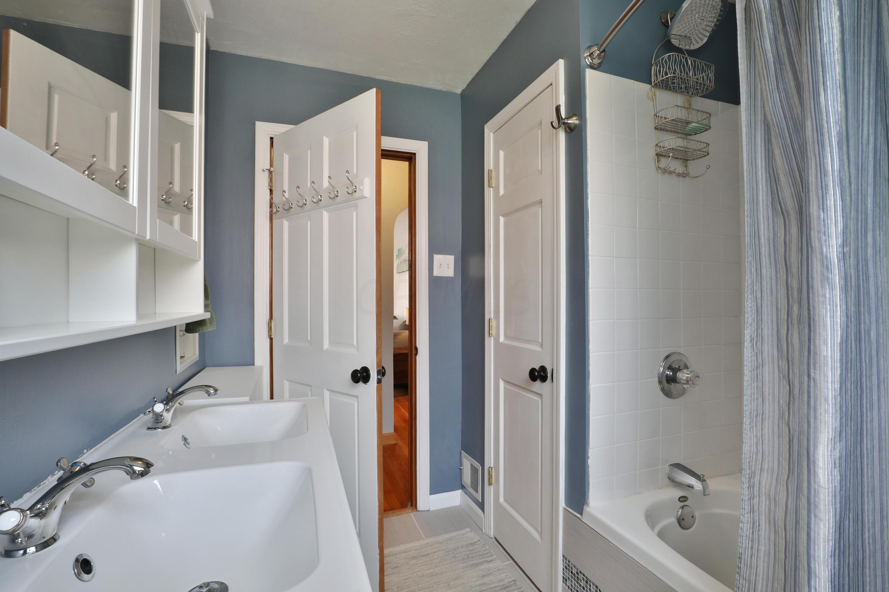 474 Wetmore Road Columbus, OH 43214 - Photo 17 of 40 First Floor Full Bath 3