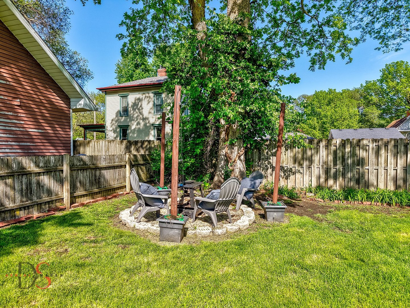 620 York Street Ottawa, IL 61350 - Photo 16 of 17 a view of a backyard with sitting area and garden