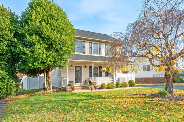 a view of a house with a backyard