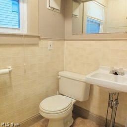 1643 Crest Road Cleveland, OH 44121 - Photo 12 of 24