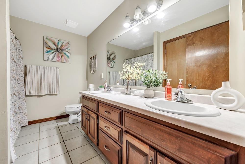 715 Edge Point Court De Pere, WI 54115 - Photo 17 of 24