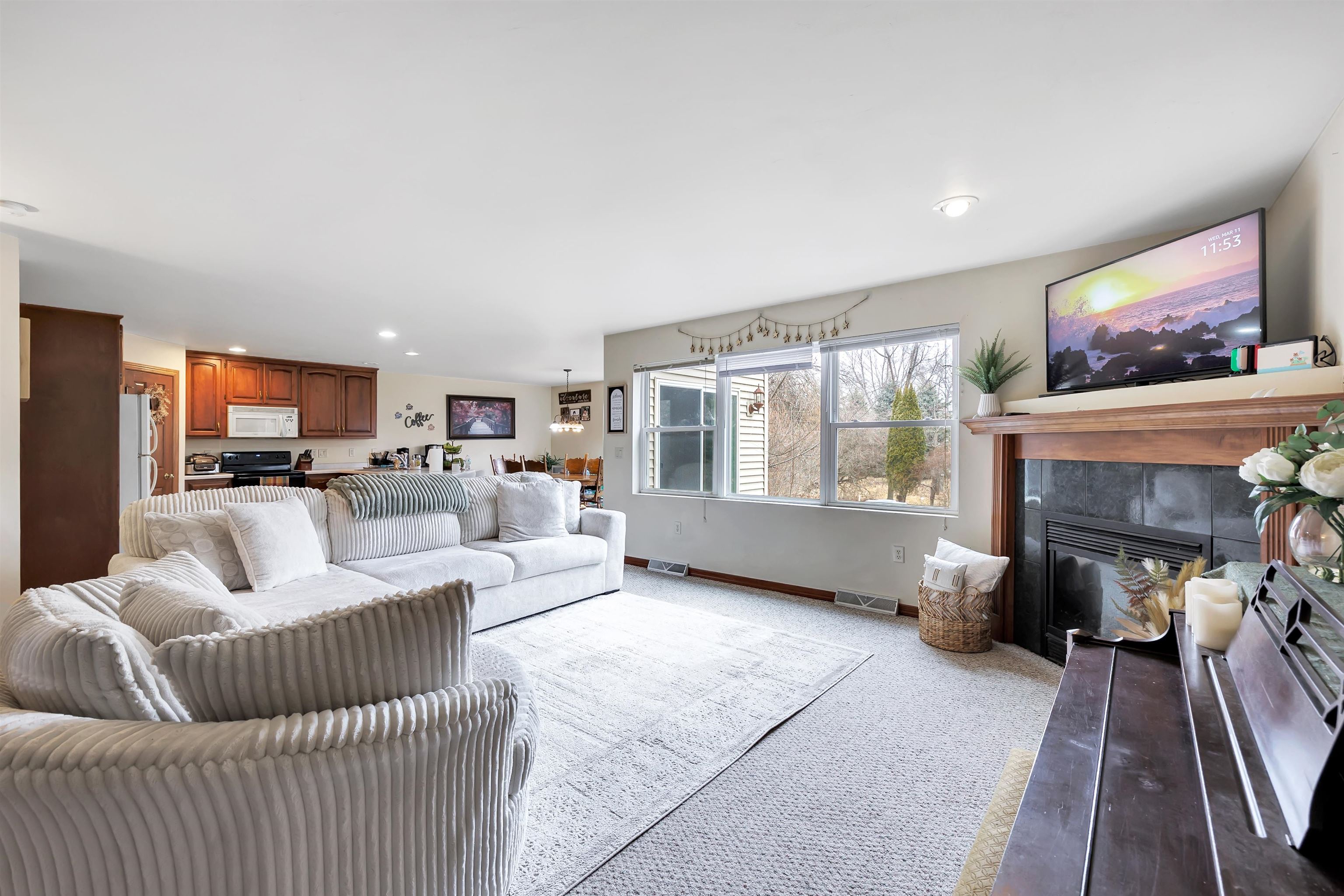 715 Edge Point Court De Pere, WI 54115 - Photo 3 of 24