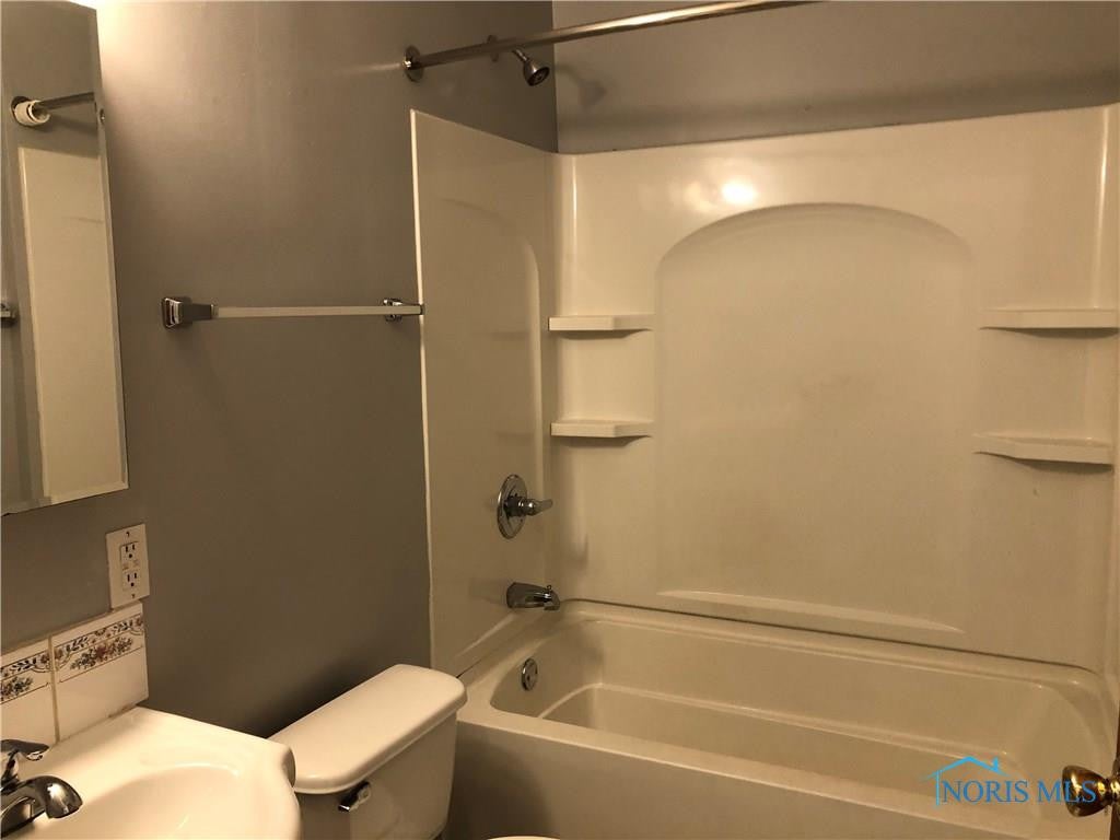 1027 Metcalf Road Toledo, OH 43615 - Photo 15 of 41 Full bath on main floor