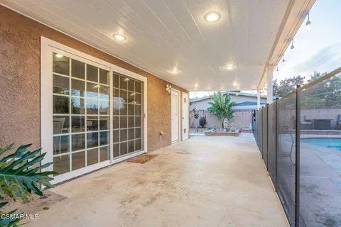 a view of a backyard with pathway