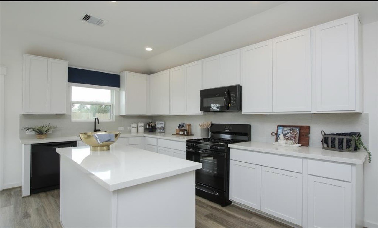 104 Lisa Marie Drive Angleton, TX 77515 - Photo 15 of 33