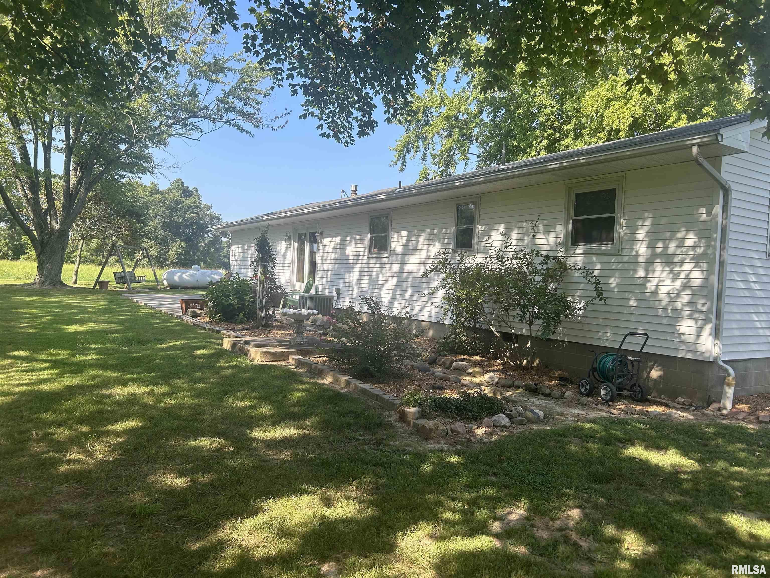 607 Meador Road Iuka, IL 62849 - Photo 8 of 43