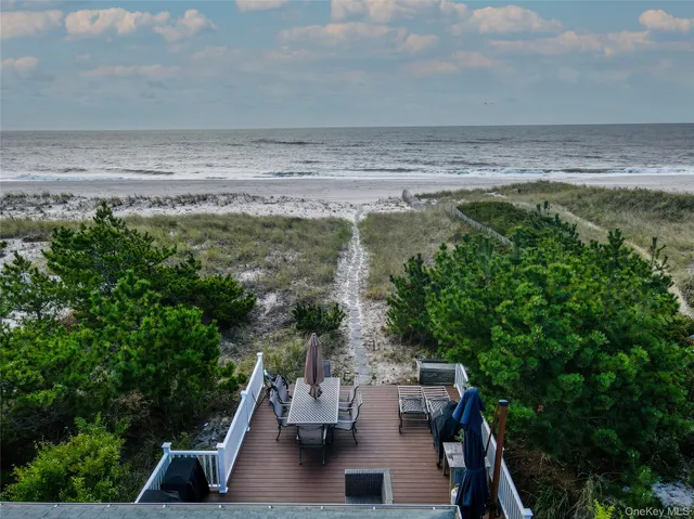 a view of roof with sitting area