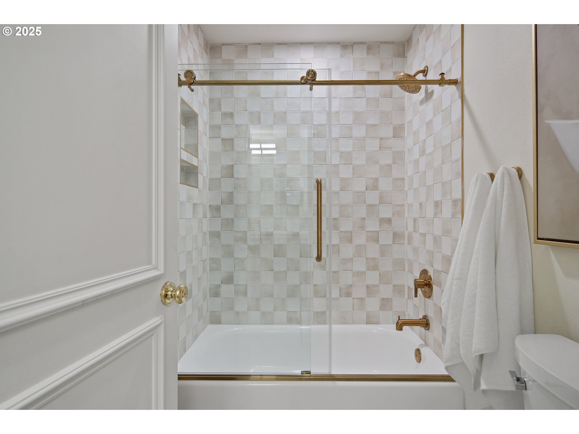 6230 Southwest Patton Road Portland, OR 97221 - Photo 25 of 35 Bathroom