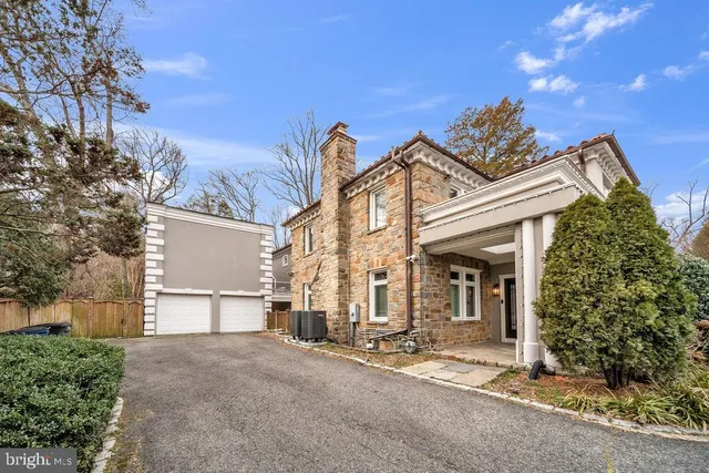 a view of empty room with wooden floor and ceiling fan