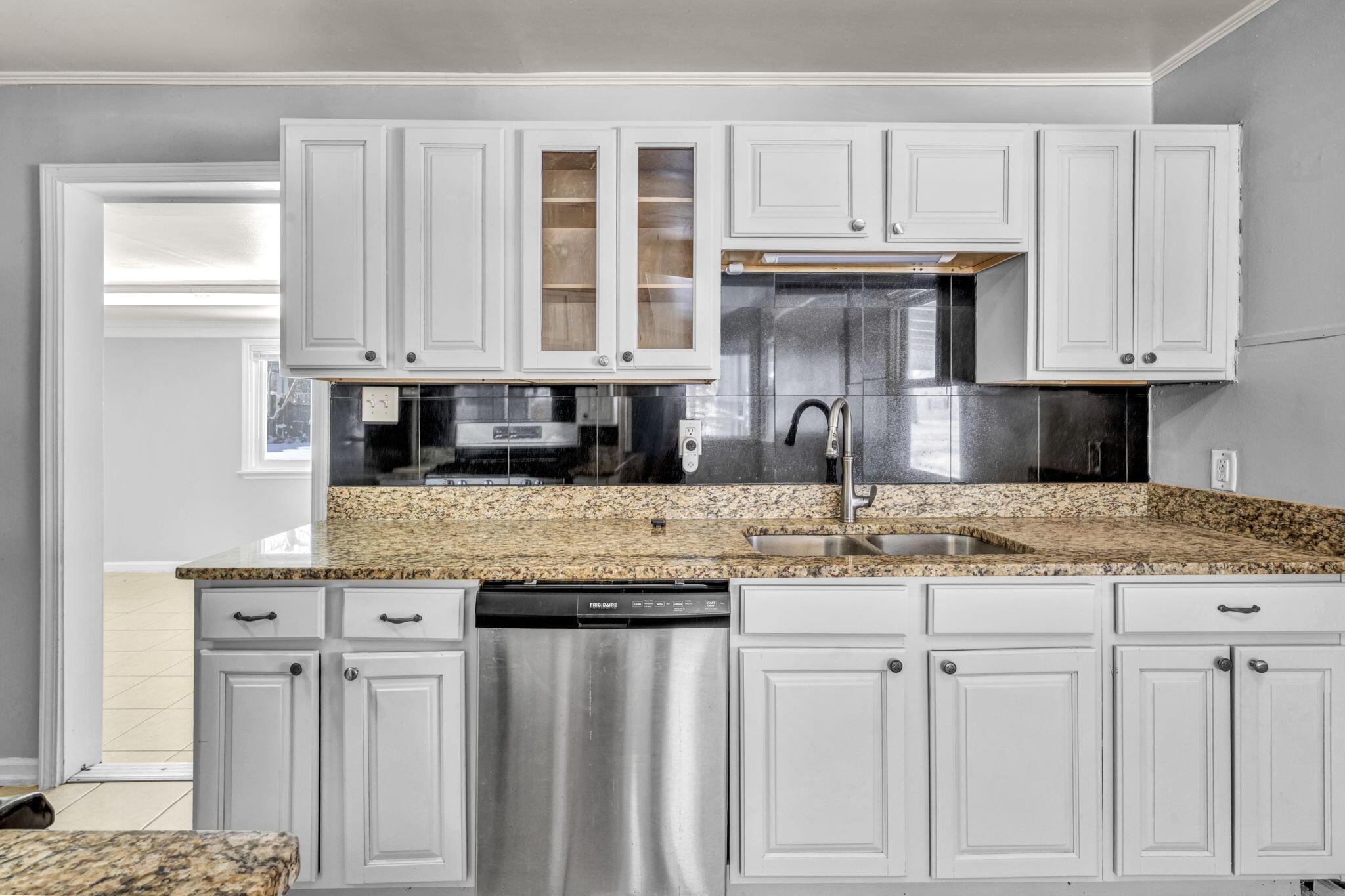 845 Exeter Road Columbus, OH 43213 - Photo 16 of 46 Kitchen