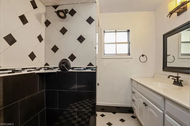 $1,600 | 4300 Gulfstream Drive, Unit 1B, Naples, FL 34112