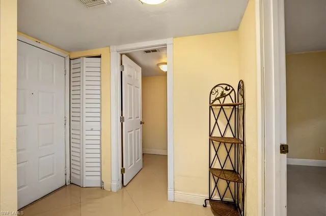 $1,600 | 4300 Gulfstream Drive, Unit 1B, Naples, FL 34112