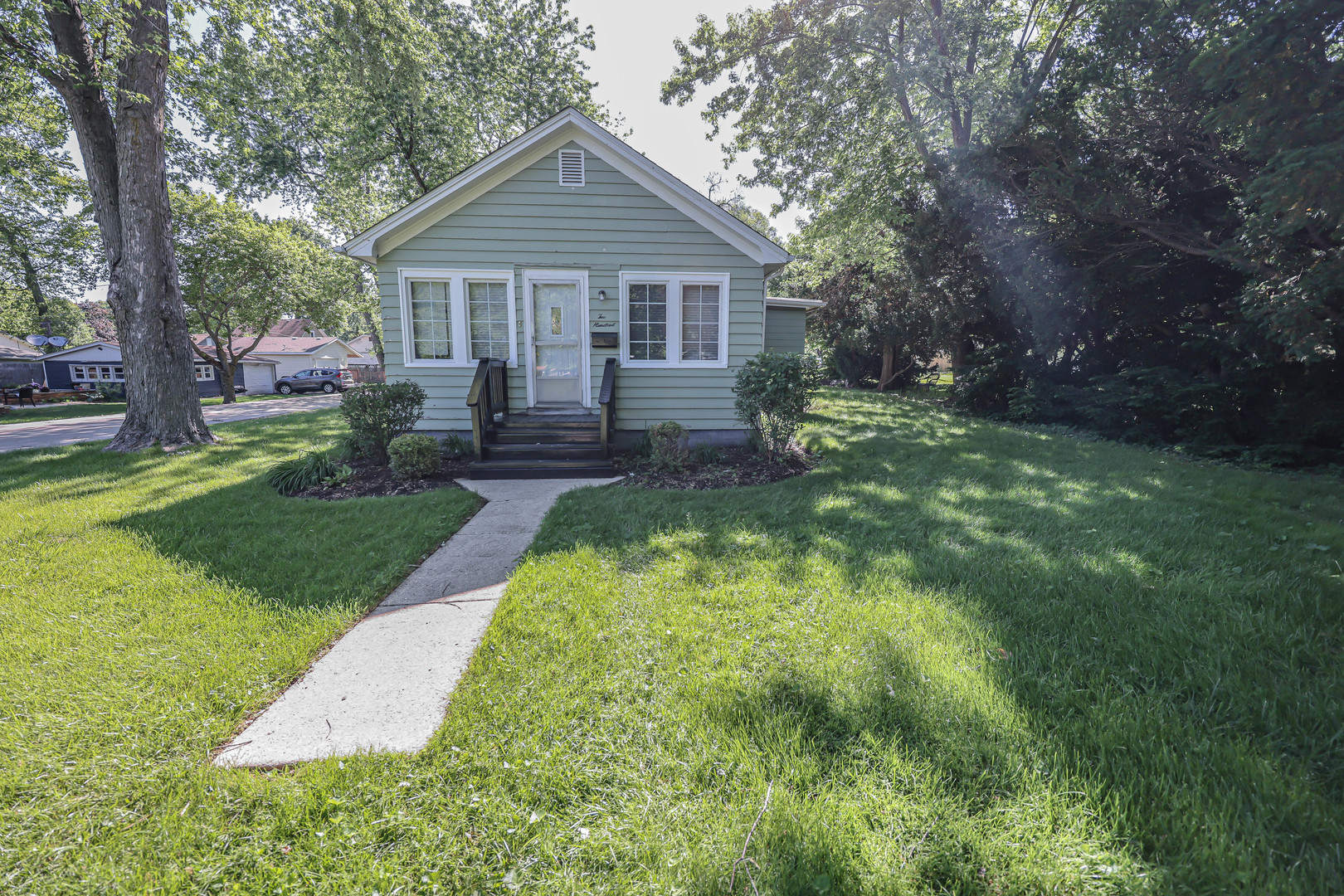 200 South Park Road Joliet, IL 60433 - Photo 8 of 11 front view of a house with a yard