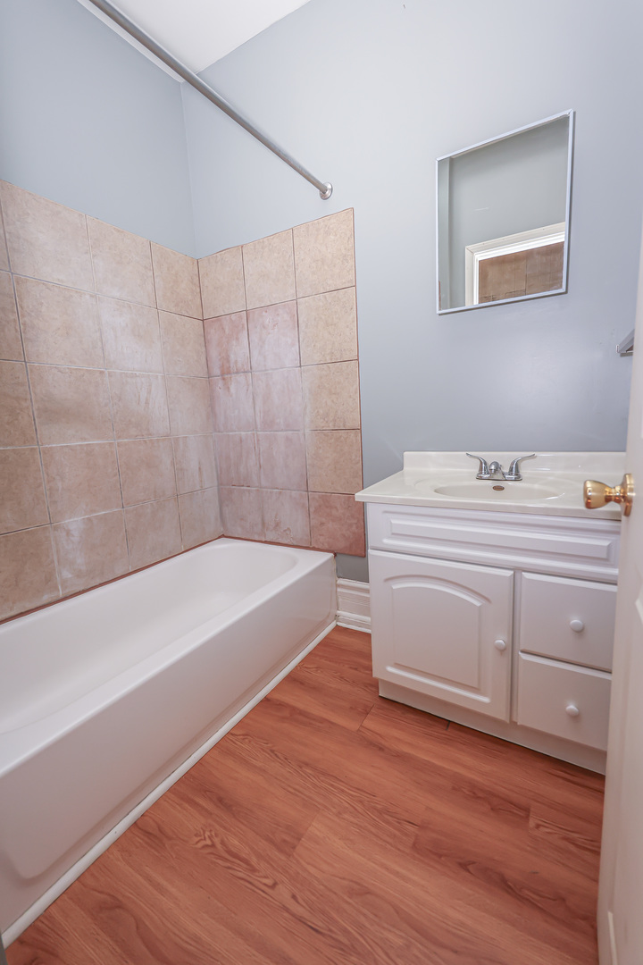 200 South Park Road Joliet, IL 60433 - Photo 10 of 11 a bathroom with a sink a bathtub and a vanity