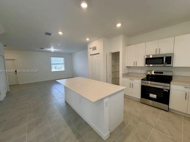 $2,400 | 254 Southeast 10th Court, Unit 254, Florida City, FL 33034