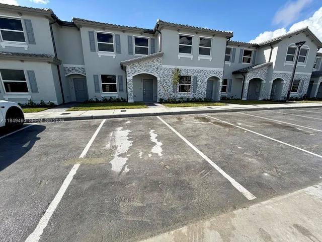 $2,400 | 254 Southeast 10th Court, Unit 254, Florida City, FL 33034