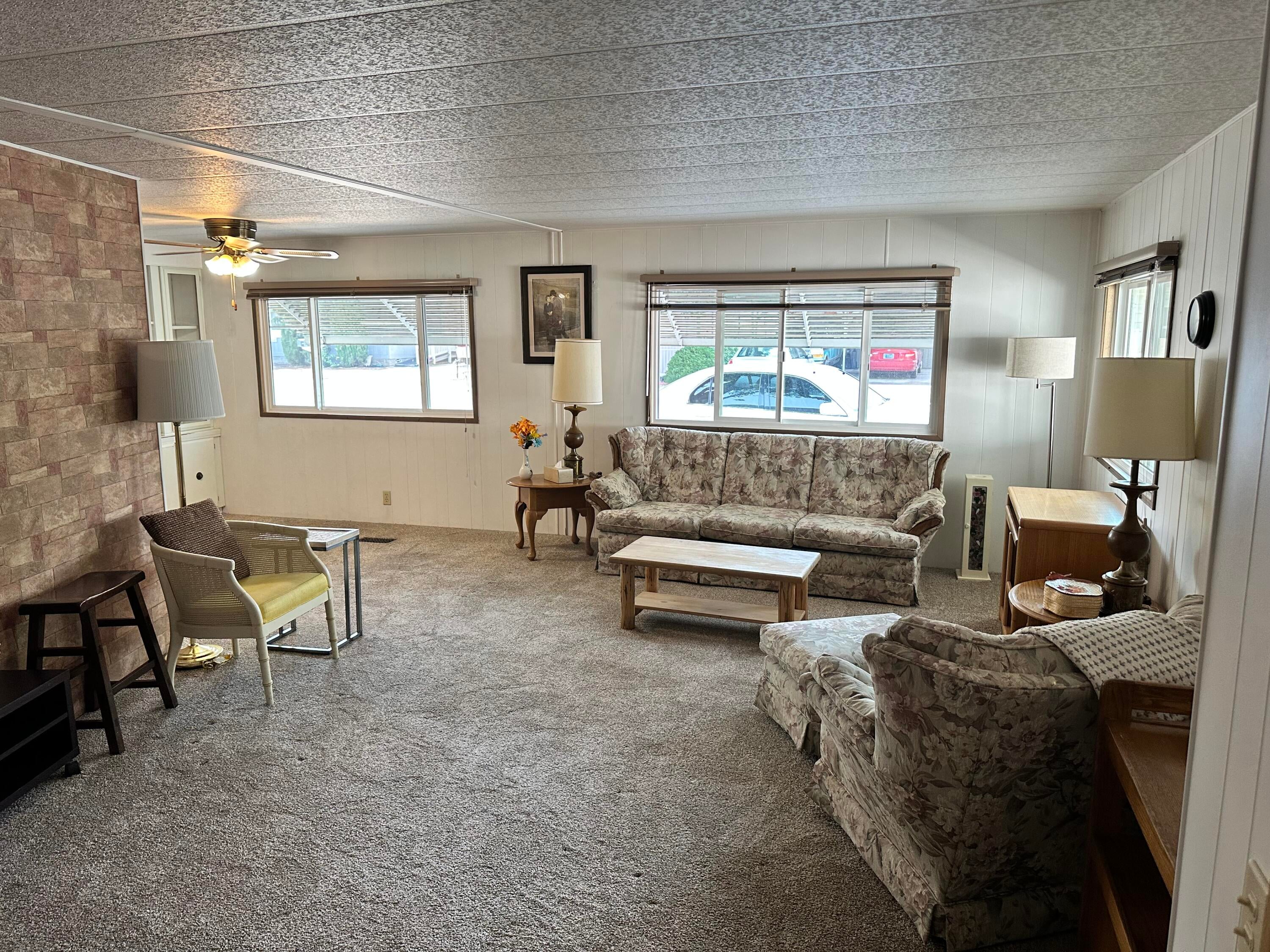 2252 West Table Rock Road, Unit 207 Medford, OR 97501 - Photo 19 of 39 Living Room