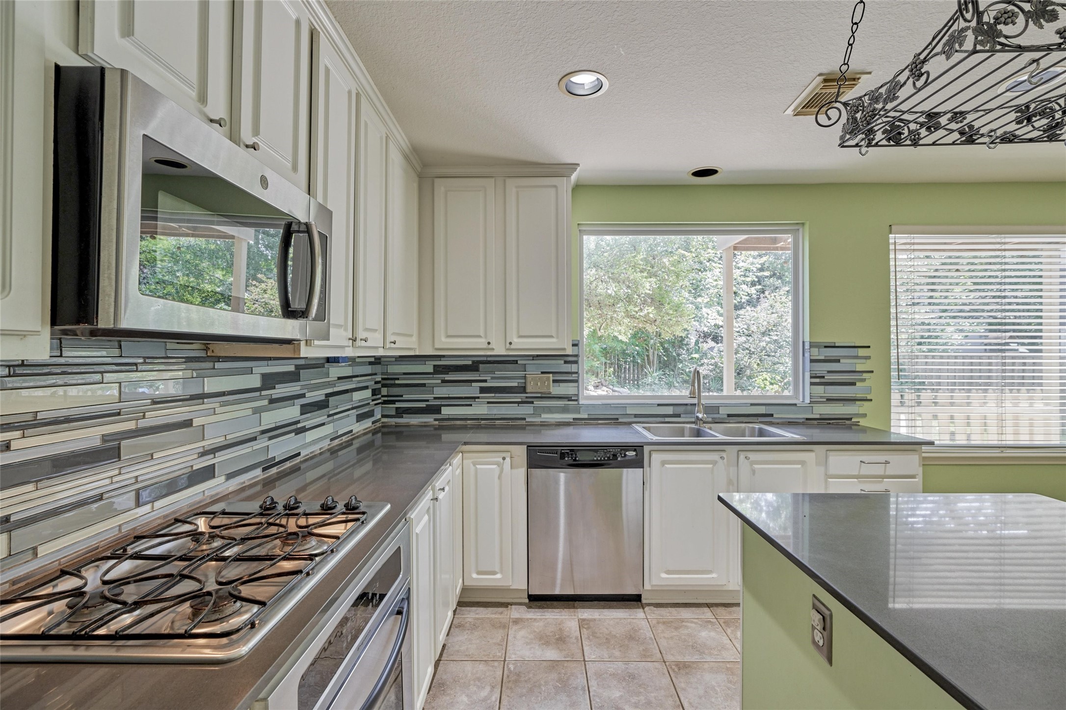 59 West Gaslight Place Spring, TX 77382 - Photo 22 of 47 Gas cooktop.