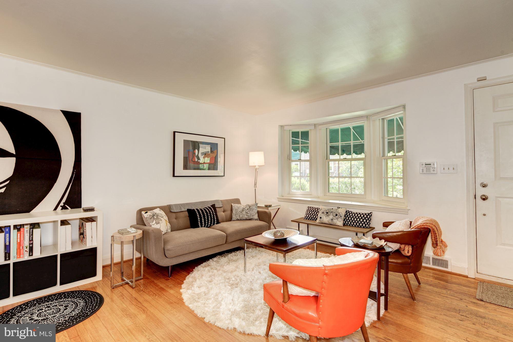 144 Hopkins Road Baltimore, MD 21212 - Photo 5 of 30 Living Room with triple window